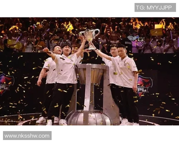 重庆足球队的崛起之路:从低谷到巅峰的奋斗与荣耀 重庆足球队的崛起之路:从低谷到巅峰的奋斗与荣耀